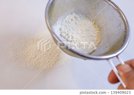 製作蛋奶醬：篩麵粉 139409023