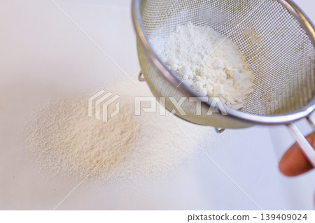 製作蛋奶醬：篩麵粉 139409024