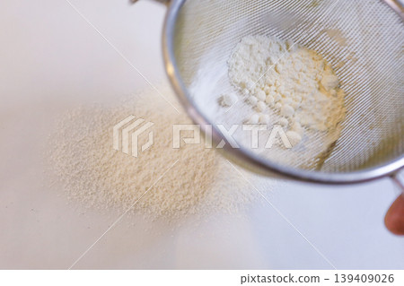 製作蛋奶醬:篩麵粉 製作蛋奶醬:篩麵粉 139409026