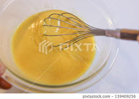Making custard cream: Heating and mixing in the microwave. Making custard cream: Heating and mixing in the microwave. 139409256