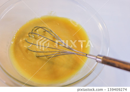 Making custard cream: Heating and mixing in the microwave. Making custard cream: Heating and mixing in the microwave. 139409274