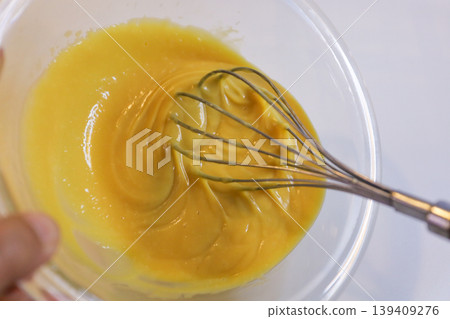 製作蛋奶糊:用微波爐加熱攪拌。 製作蛋奶糊:用微波爐加熱攪拌。 139409276