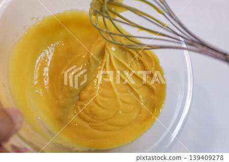 Making custard cream: Heating and mixing in the microwave. 139409278