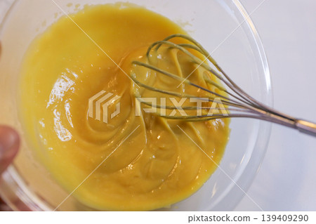 製作蛋奶糊:用微波爐加熱攪拌。 製作蛋奶糊:用微波爐加熱攪拌。 139409290