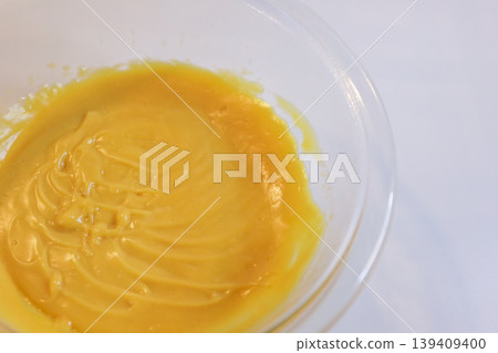 做好的蛋奶凍奶油;濃稠的自製奶油。 做好的蛋奶凍奶油;濃稠的自製奶油。 139409400
