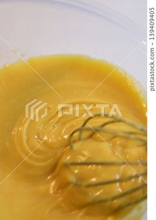 做好的蛋奶凍奶油；濃稠的自製奶油。 139409405