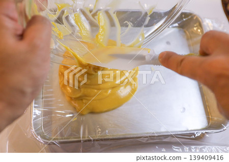 將蛋奶糊轉移到托盤上(自製甜點) 將蛋奶糊轉移到托盤上(自製甜點) 139409416