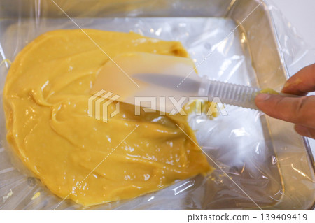 將蛋奶糊轉移到托盤上(自製甜點) 將蛋奶糊轉移到托盤上(自製甜點) 139409419