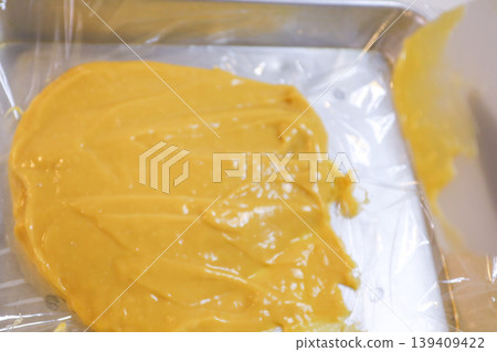 將蛋奶糊轉移到托盤上(自製甜點) 將蛋奶糊轉移到托盤上(自製甜點) 139409422