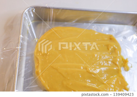 將蛋奶糊轉移到托盤上(自製甜點) 將蛋奶糊轉移到托盤上(自製甜點) 139409423