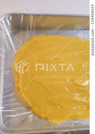 將蛋奶糊轉移到托盤上(自製甜點) 將蛋奶糊轉移到托盤上(自製甜點) 139409424