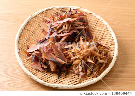 三種乾鰹魚片盛放在濾網中-蕎麥麵湯的配料 三種乾鰹魚片盛放在濾網中-蕎麥麵湯的配料 139409444
