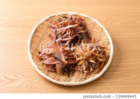三種乾鰹魚片盛放在濾網中-蕎麥麵湯的配料 三種乾鰹魚片盛放在濾網中-蕎麥麵湯的配料 139409445