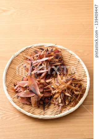 三種乾鰹魚片盛放在濾網中-蕎麥麵湯的配料 三種乾鰹魚片盛放在濾網中-蕎麥麵湯的配料 139409447