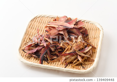 三種乾鰹魚片盛放在濾網中-蕎麥麵湯的配料 三種乾鰹魚片盛放在濾網中-蕎麥麵湯的配料 139409448