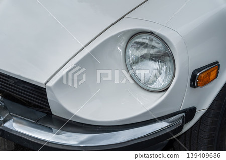 Headlight of the old car 139409686