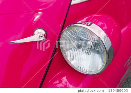 Headlight of the old car 139409693