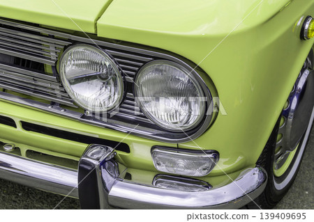 Headlight of the old car 139409695