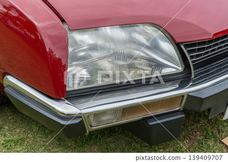 Headlight of the old car 139409707
