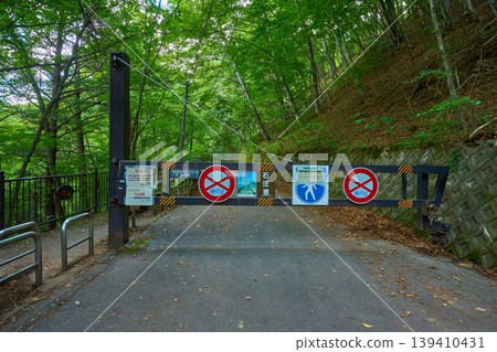 山梨縣山梨市西澤溪入口處的封路門 山梨縣山梨市西澤溪入口處的封路門 139410431