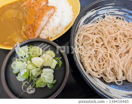 A set meal of katsu curry and soba noodles from a restaurant. 139410485
