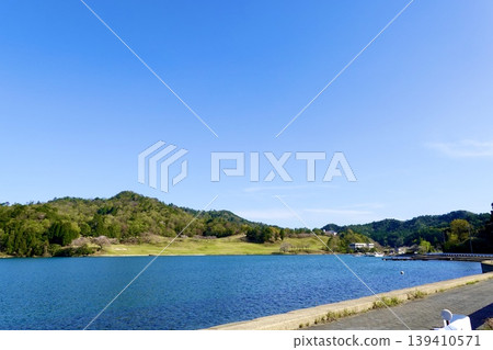 久美濱灣:從久美濱京比線筋站對岸的高爾夫球場眺望京都府京丹後市久美濱町久美濱灣。 久美濱灣:從久美濱京比線筋站對岸的高爾夫球場眺望京都府京丹後市久美濱町久美濱灣。 139410571