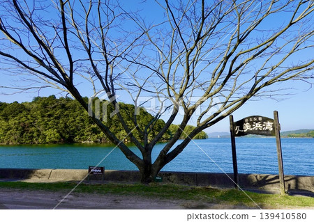 群海灣：從群海灣京比線上的如意寺前眺望大海，背景是群海灣的標示牌。京都府京丹後市群海町。 139410580