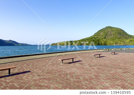 久美濱灣:從京都府京丹後市久美濱町國道178號聚樂廣場眺望久美濱灣和兜山 久美濱灣:從京都府京丹後市久美濱町國道178號聚樂廣場眺望久美濱灣和兜山 139410595