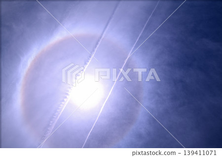 光暈現象:飛機尾跡劃過天空 光暈現象:飛機尾跡劃過天空 139411071