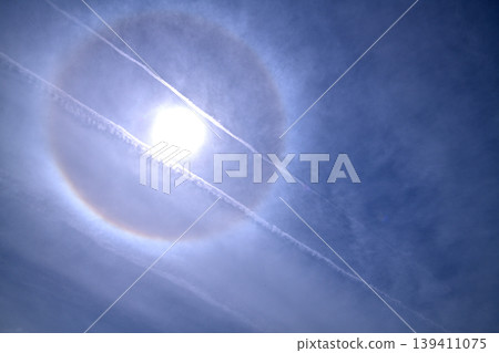 光暈現象:飛機尾跡劃過天空 光暈現象:飛機尾跡劃過天空 139411075