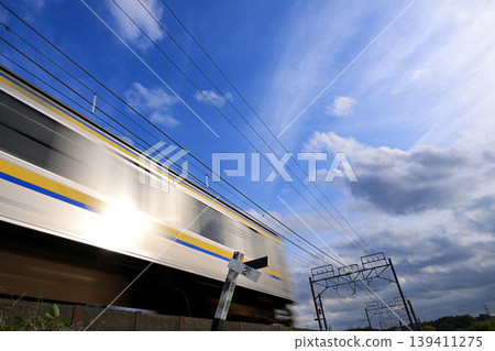 一列閃閃發光的列車正行駛在總武本線莫諾伊站附近。 139411275