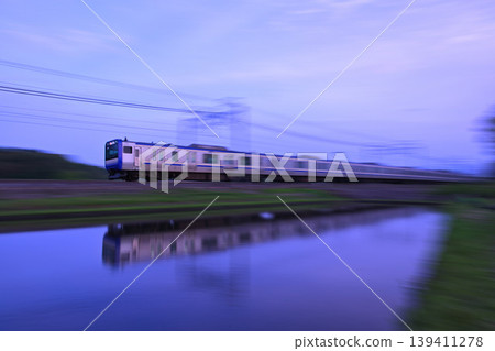 途經總武本線莫諾伊站的總武快速列車。 139411278