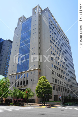面對白山街的一棟建築，在藍天的襯托下熠熠生輝。千代田1193年5月，共立禮堂/共立女子學院 139411767