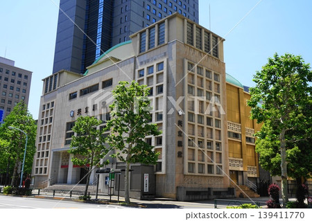 A building facing Hakusan Street, shining brightly against the blue sky. May, Chiyoda 1196 Kyoritsu Auditorium / Kyoritsu Women's Academy A building facing Hakusan Street, shining brightly against the blue sky. May, Chiyoda 1196 Kyoritsu Auditorium / Kyoritsu Women's Academy 139411770