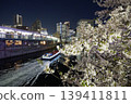 夜幕降臨，橫濱大岡川沿岸的櫻花盛開，遊船燈光閃爍，構成一幅美麗的畫卷。從這裡眺望地標塔，春夜美景盡收眼底。 139411811