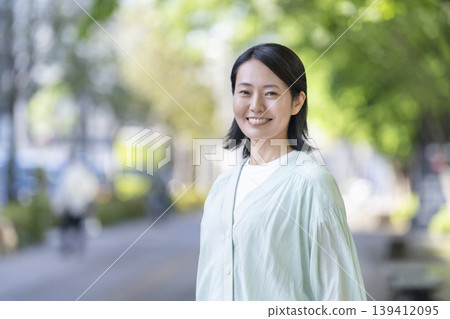 一位四十多歲的女性面帶微笑，直視鏡頭。 139412095
