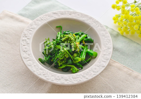 菠菜花和油菜花佐芥末醬 菠菜花和油菜花佐芥末醬 139412384