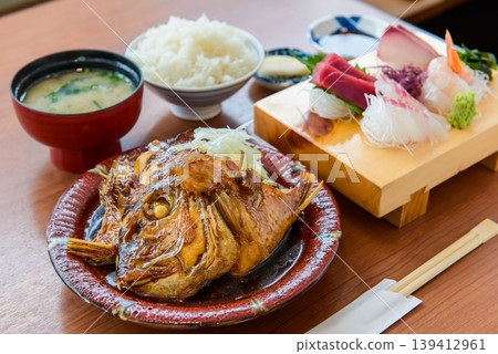 一張套餐圖片,包括燉魚頭和刺身拼盤。 一張套餐圖片,包括燉魚頭和刺身拼盤。 139412961