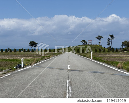 A road leading to the sea (Location: near the observation deck at Namerikawa Seaside Park, Namerikawa City, Toyama Prefecture; Date of photo: April) A road leading to the sea (Location: near the observation deck at Namerikawa Seaside Park, Namerikawa City, Toyama Prefecture; Date of photo: April) 139413039