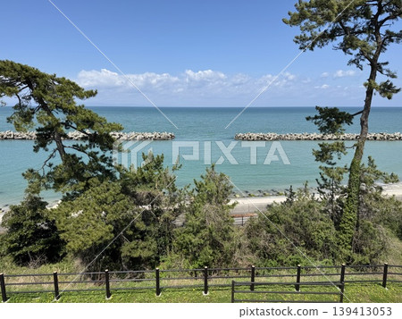 Spring horizon (Location: Namerikawa Seaside Park Observation Deck, Namerikawa City, Toyama Prefecture; Time of photo: April) Spring horizon (Location: Namerikawa Seaside Park Observation Deck, Namerikawa City, Toyama Prefecture; Time of photo: April) 139413053
