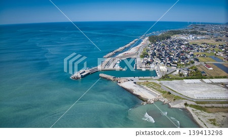 A view from around the mouth of the Kurobe River in May, the rice planting season. A view from around the mouth of the Kurobe River in May, the rice planting season. 139413298