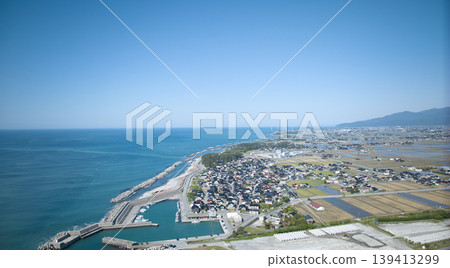 A view from around the mouth of the Kurobe River in May, the rice planting season. A view from around the mouth of the Kurobe River in May, the rice planting season. 139413299
