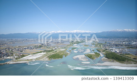 A view from around the mouth of the Kurobe River in May, the rice planting season. A view from around the mouth of the Kurobe River in May, the rice planting season. 139413309