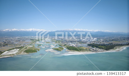 A view from around the mouth of the Kurobe River in May, the rice planting season. A view from around the mouth of the Kurobe River in May, the rice planting season. 139413317