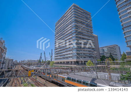 Park City Nakano 的外觀，塔樓微風和穿過其中的中央線列車 [東京中野區] 139414143
