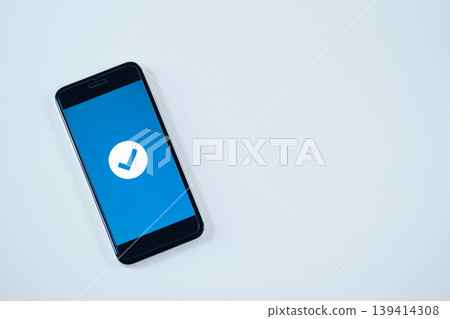 智慧型手機的完成畫面會出現一個藍色對勾。 智慧型手機的完成畫面會出現一個藍色對勾。 139414308