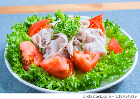 Pork Shabu-Shabu Salad: A refreshing cold shabu-shabu salad with lettuce and tomatoes. Pork Shabu-Shabu Salad: A refreshing cold shabu-shabu salad with lettuce and tomatoes. 139414339