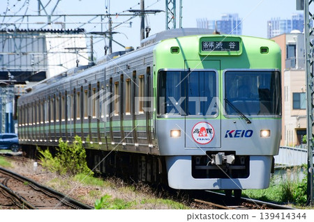 京王1000系1754F號列車，淺綠色，井之頭線，車頭有高雄標誌。 139414344