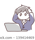 一個男孩雙手抱頭，坐在電腦前。 139414469