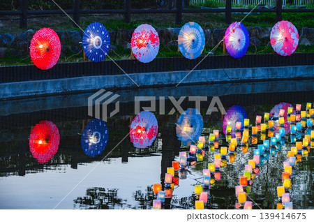 [Akashina Ryumonbuchi Cherry Blossom Festival] Lanterns and Japanese umbrellas illuminated [Akashina, Azumino City] 139414675